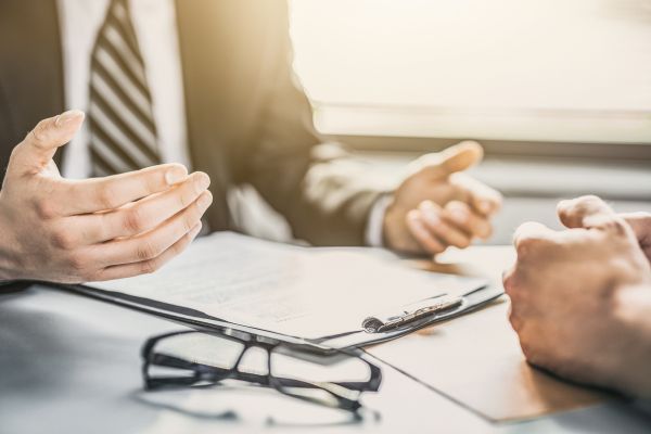 Insurance agent presentation and consultations with a lawyer or insurance agent Insurance agent presentation and consultations with a lawyer or insurance agent